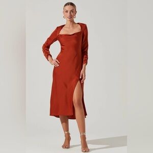 ASTR THE LABEL GRACIE LONG SLEEVE CUTOUT SATIN MIDI DRESS IN RUST